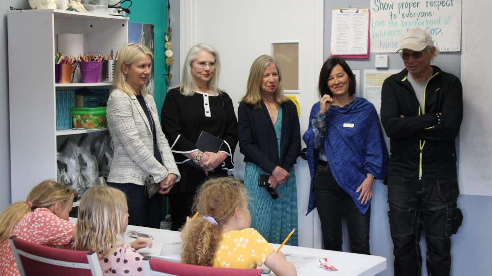 20220516 Board with children in classroom scaled